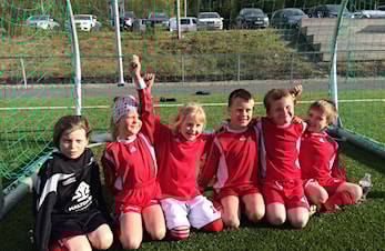 Fornøyde fotballspillere på Singsås stadion!