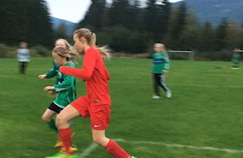 Jenter mini 3/4 stadfestet hvem som er sjefen på hjemmebane!