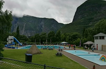 Årdalstemnet i 50 meters utendørs basseng.