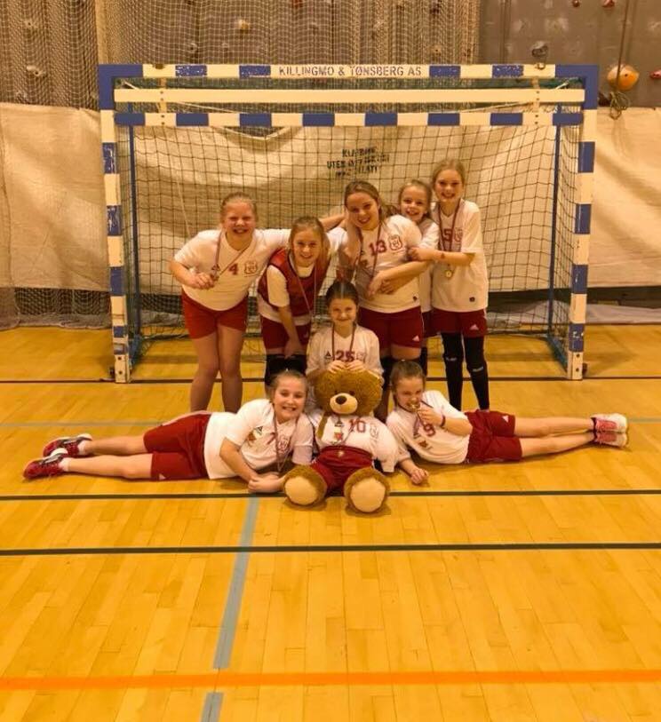 Hof Håndball Jenter 09 - første kamp på stor bane