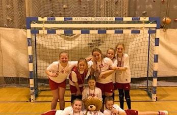 Hof Håndball Jenter 09 - første kamp på stor bane