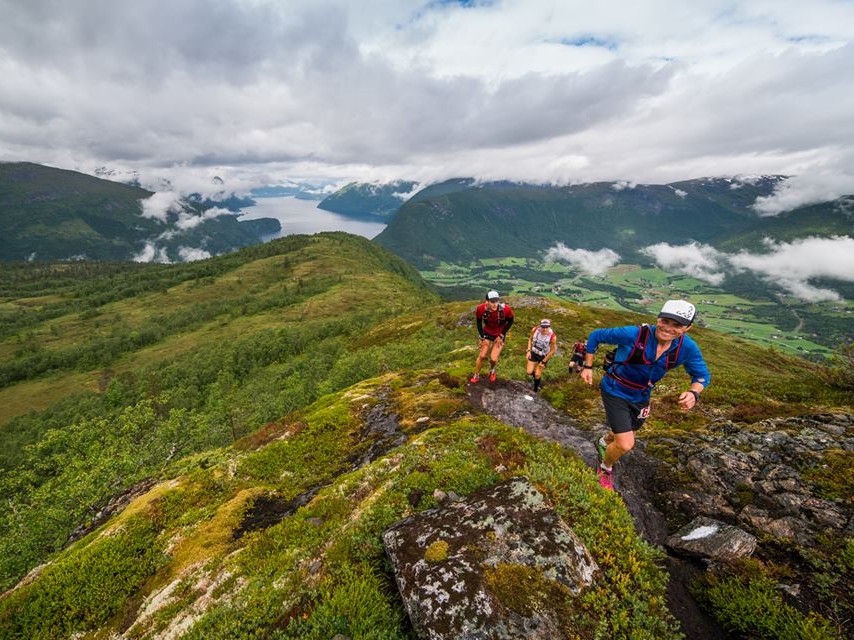 Snart reiser halve klubben til Hornindal