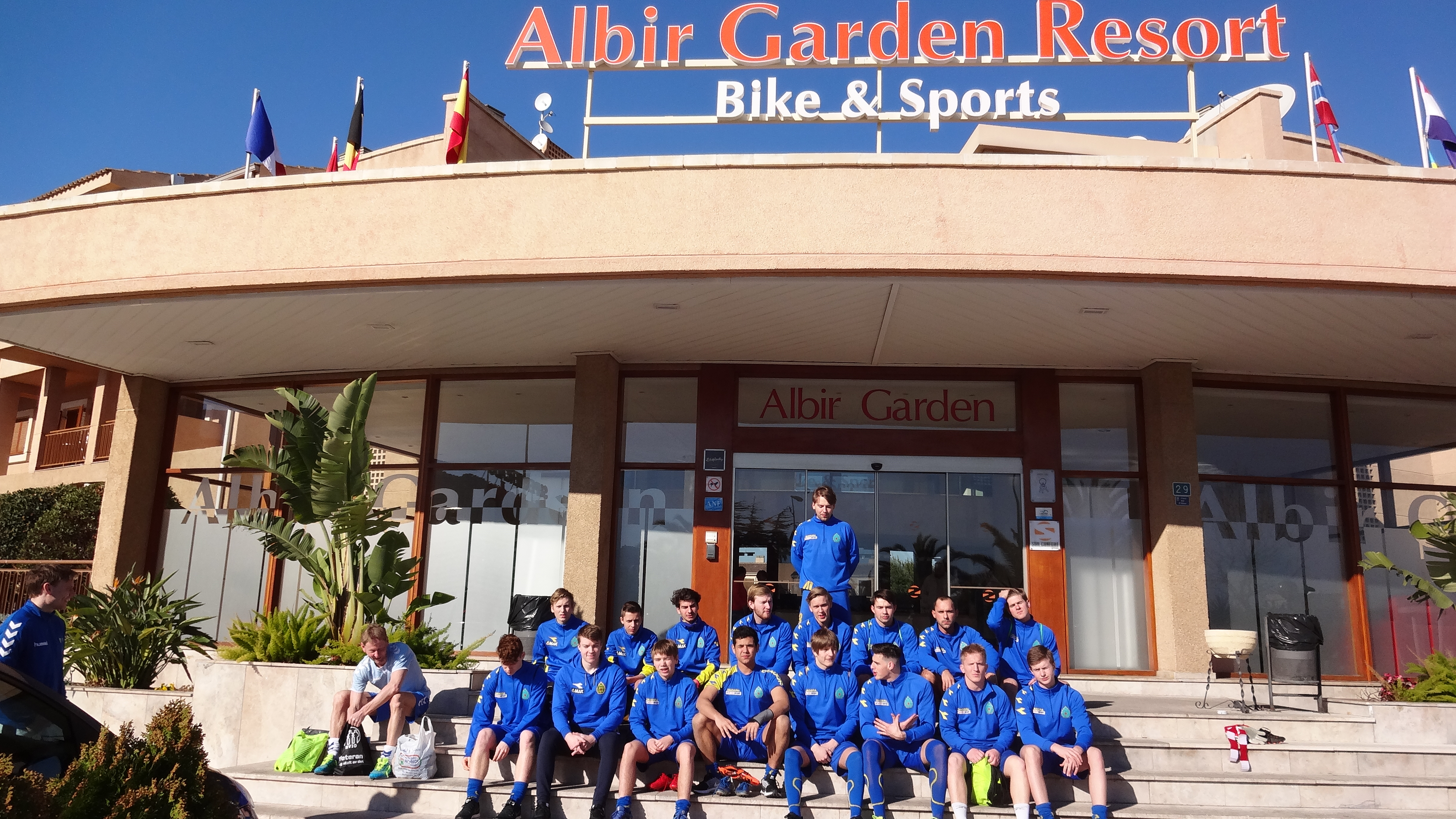 Trenigsleir på grønt gress,i  sol og varme