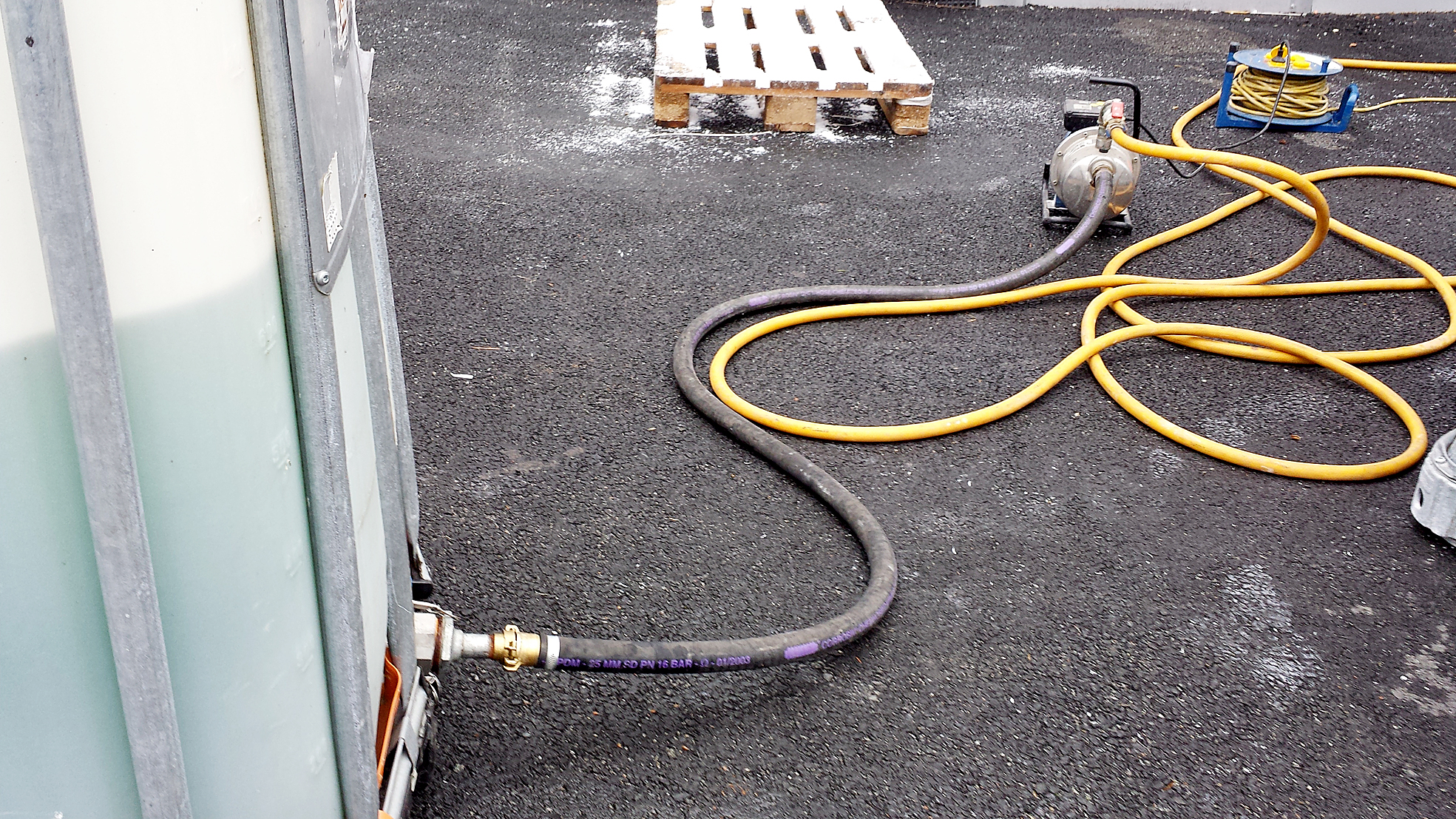 Fyller på kjølevæske