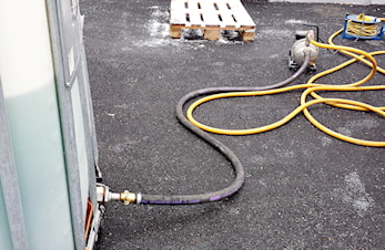 Fyller på kjølevæske