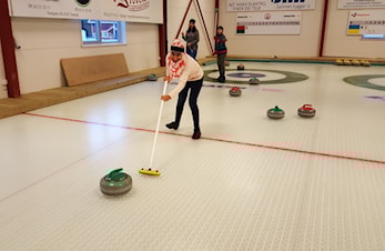 Ormseter-ungdom fikk prøve seg på curlingisen