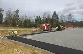 Kunstgresset på Drivplassen er under arbeid