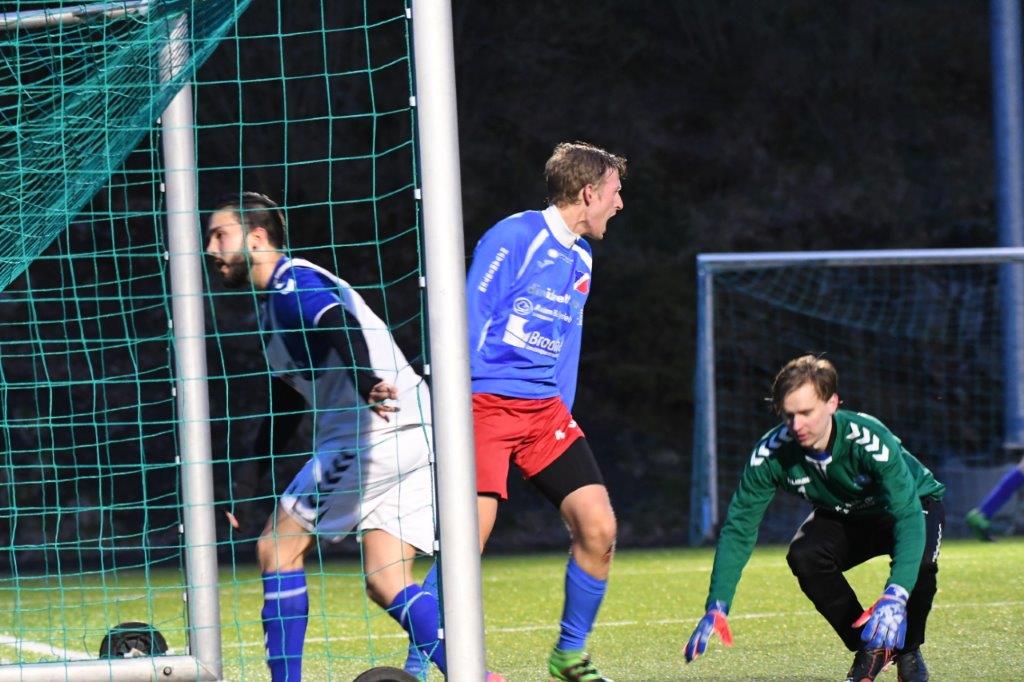 X-files på Hallager kunstgress