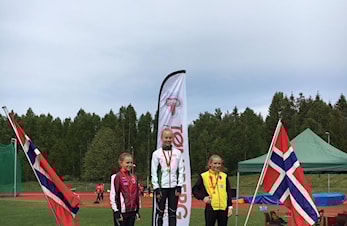 To gulljenter på Kristinalekene, Kira vant 60m hekk suverent