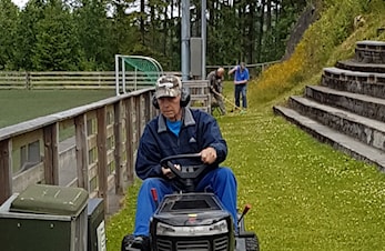 Siste finpuss på idrettsplassen før ferien.