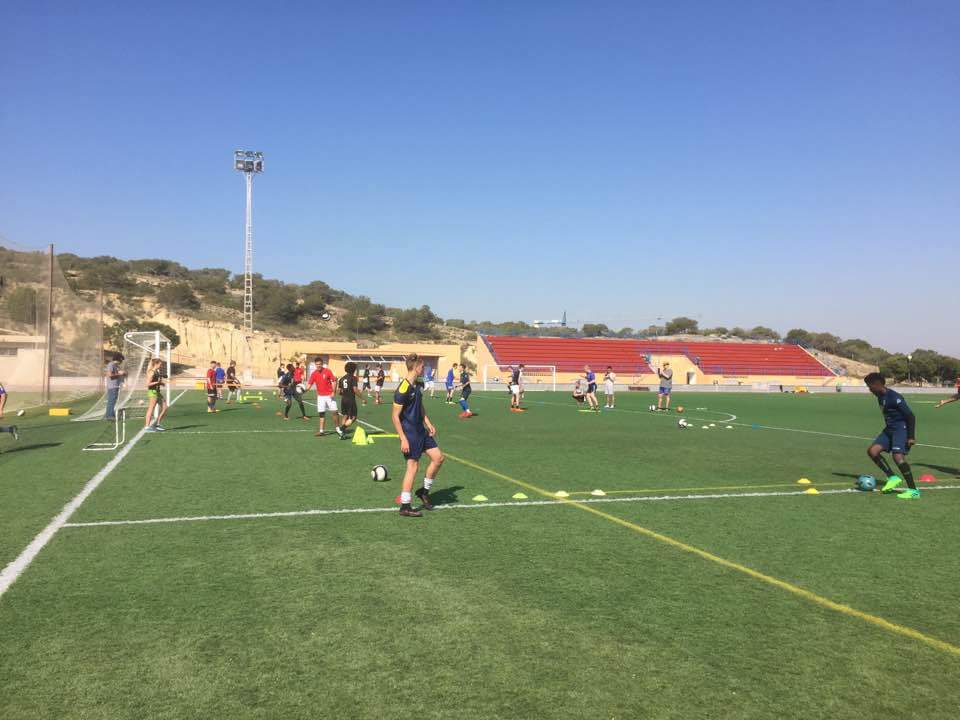 Bilder fra Spania hvor onsdagens trening ledes av trenerne fra juniorlaget til Elche.
