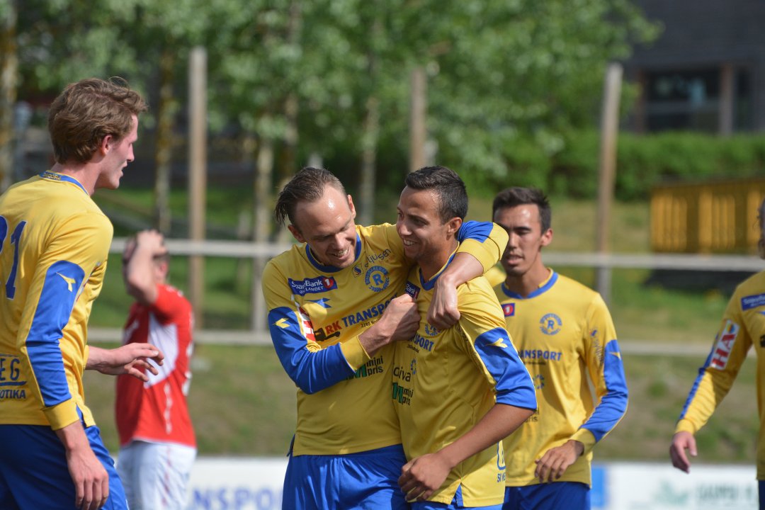Feiret bursdagen med champagnefotball og tre poeng.