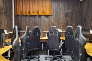 UTSTYR TIL E-SPORT SENTERET