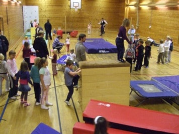 Full aktivitet i gymsalen