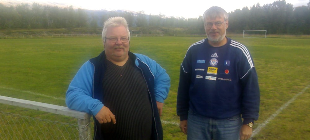Kjell Magne Stenhaug og styreleder Johnny Hansen foran det som skal bli nye Geitnes kunstgress