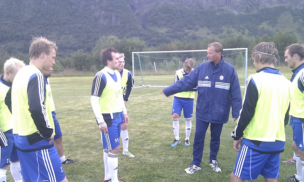 Andreas Løvland, Morten Nilsen, Jens-Georg Løvland, Steffen Dreyer, Jan Robin Bjørn, Joakim Einebakken Nilsen, Øyvind Garfjell og Ståle Johansen tar imot instrukser fra Roger Lange på samlingen lørdag kveld på Polleidet.
