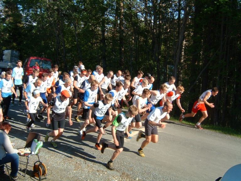 Startfeltet i Postvegløpet 2012. Foto: Markane IL