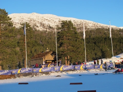 Folksamt ved årestova. Foto: Klemet Bø