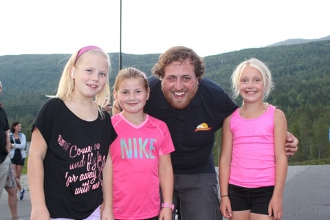 Unge skiskyttarar saman med Ronny Brede Aase. Foto: John Roger Meland