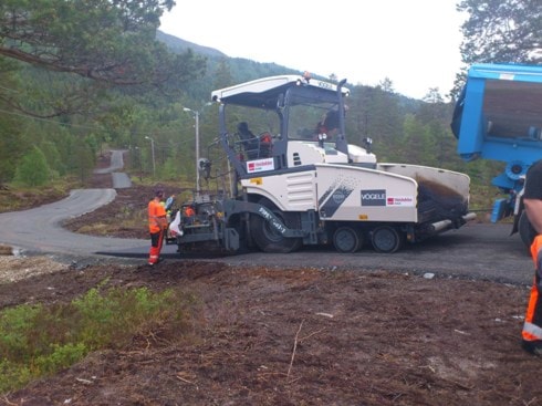Legging av asfalt på rulleskibana. Foto: Lars Ivar Hatledal