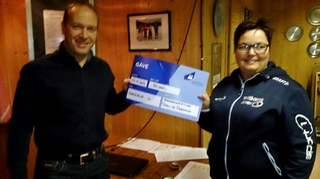 Odd Kjetil Tonning overrekkjer 50 000kr frå Sparebankstiftinga til Monica Halsteinslid. Foto: John Roger Meland