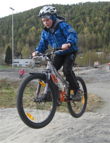 Over hoppet i grusbana. Foto: Margunn Hjelmeset