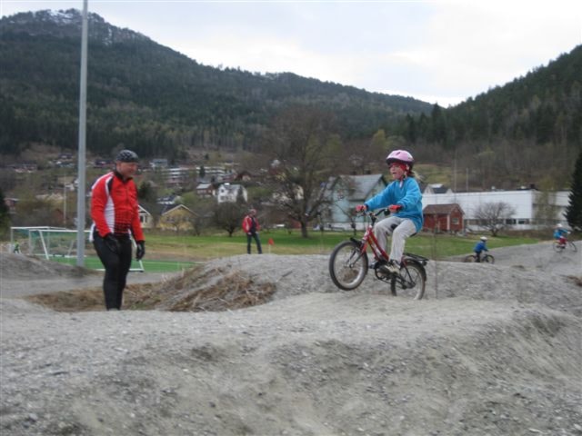 Køyring på grusbane. Foto: Margunn Hjelmeset