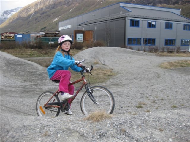 Ung jente i aksjon i brusbana. Foto: Margunn Hjelmeset