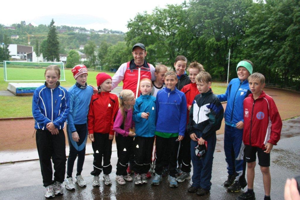 Odd-Bjørn Hjelmeset og deltakarane på skiopplæringa. Foto: Margunn Hjelmeset