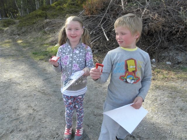 To unge orienterarar ute i løypa. Foto: Margunn Hjelmeset