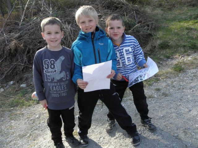 Tre gutar i aksjon i løypa. Foto: Margunn Hjelmeset