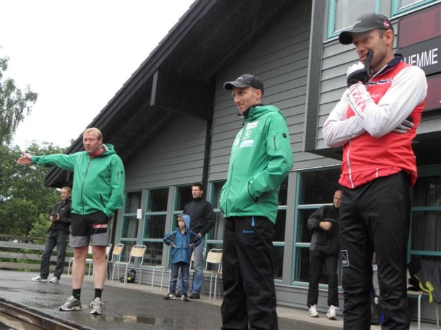 Trenarane instruerer. Foto: Margunn Hjelmeset