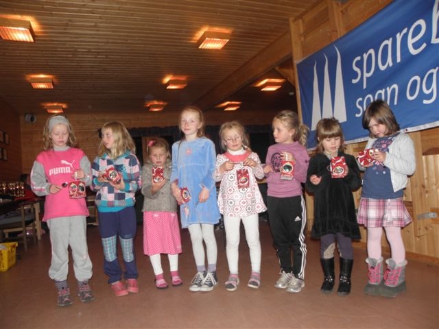 Premiar til jenter 9-10 år for deltaking på cuprenn. Foto: Sigbjørn Kirkeeide