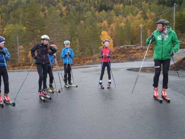 Roar Hjelmeset på rulleski saman med ein del av deltakarane. Foto: Margunn Hjelmeset
