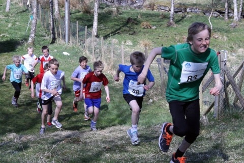 Klasse gutar 12 år under 1.mai-løpet på Åheim. Foto: Åheim IL