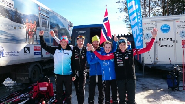 Gjengen frå Markane på HL feirar gull og bronse til Johannes og Tarjei. Foto: TSN