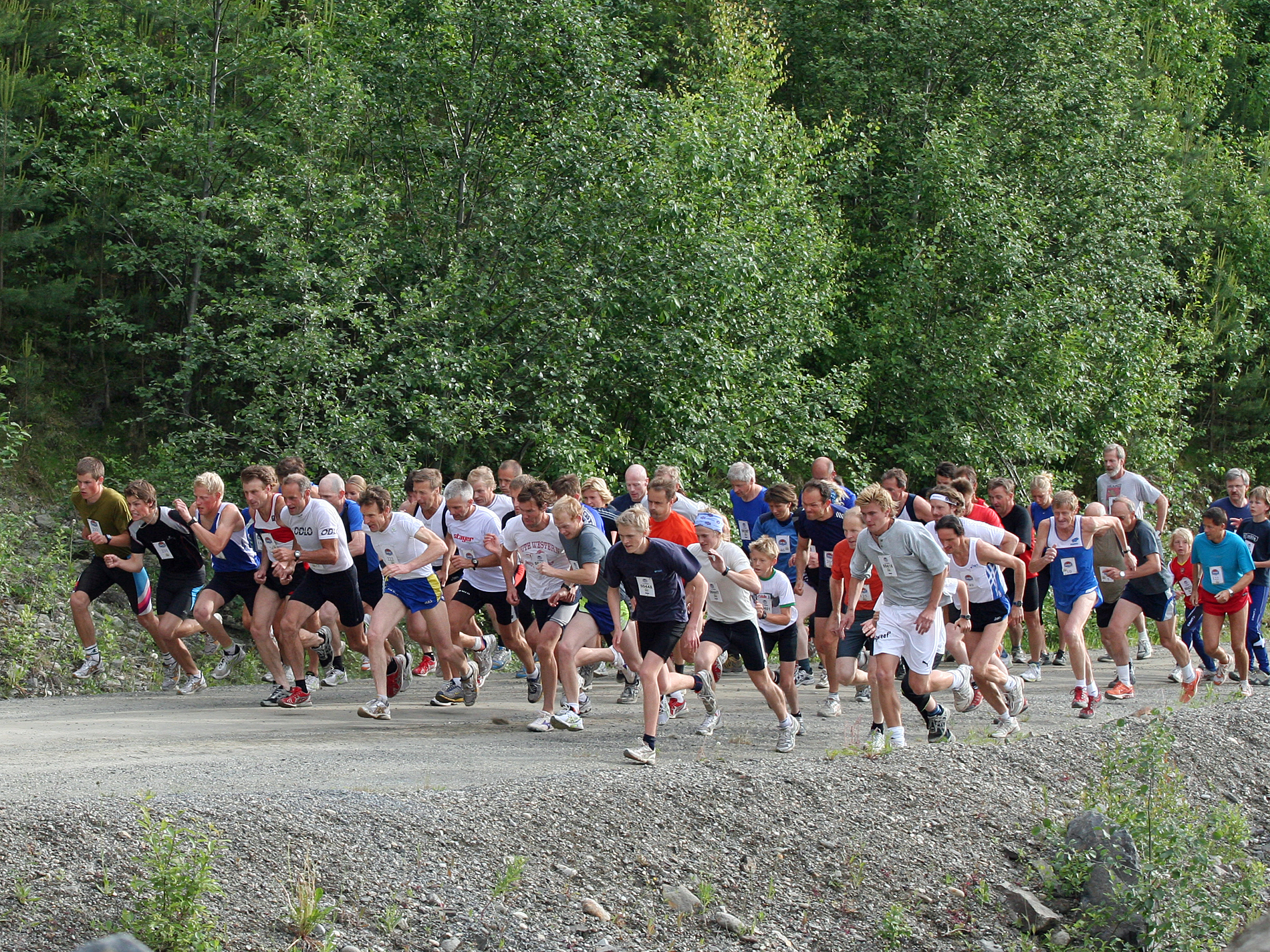Tøff start i motbakke før stien ble trang inn til høyre og sørover.