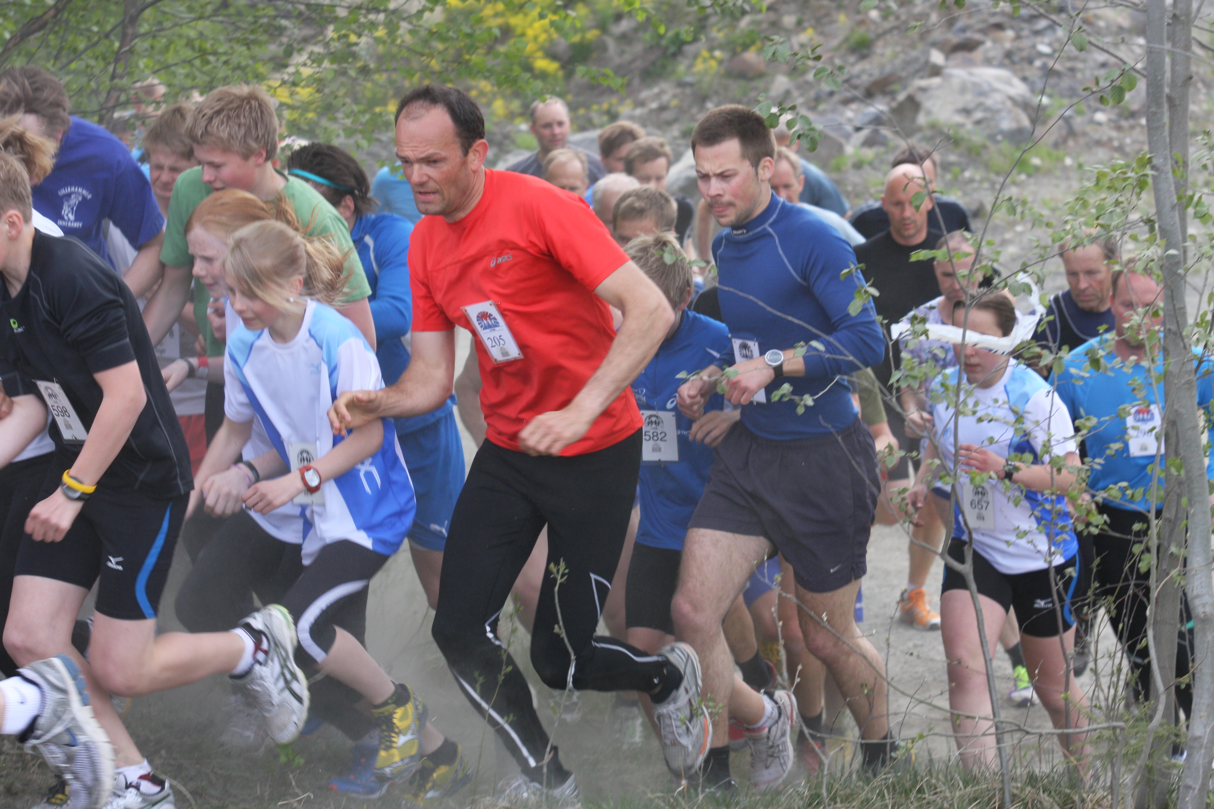 Støvet i Hovemoen og plassen ved Lund Bilopphoggeri ble for liten. Jørn Kleven i rødt ved siden av en ung Marte Nordlunde i en trang startpassasje.