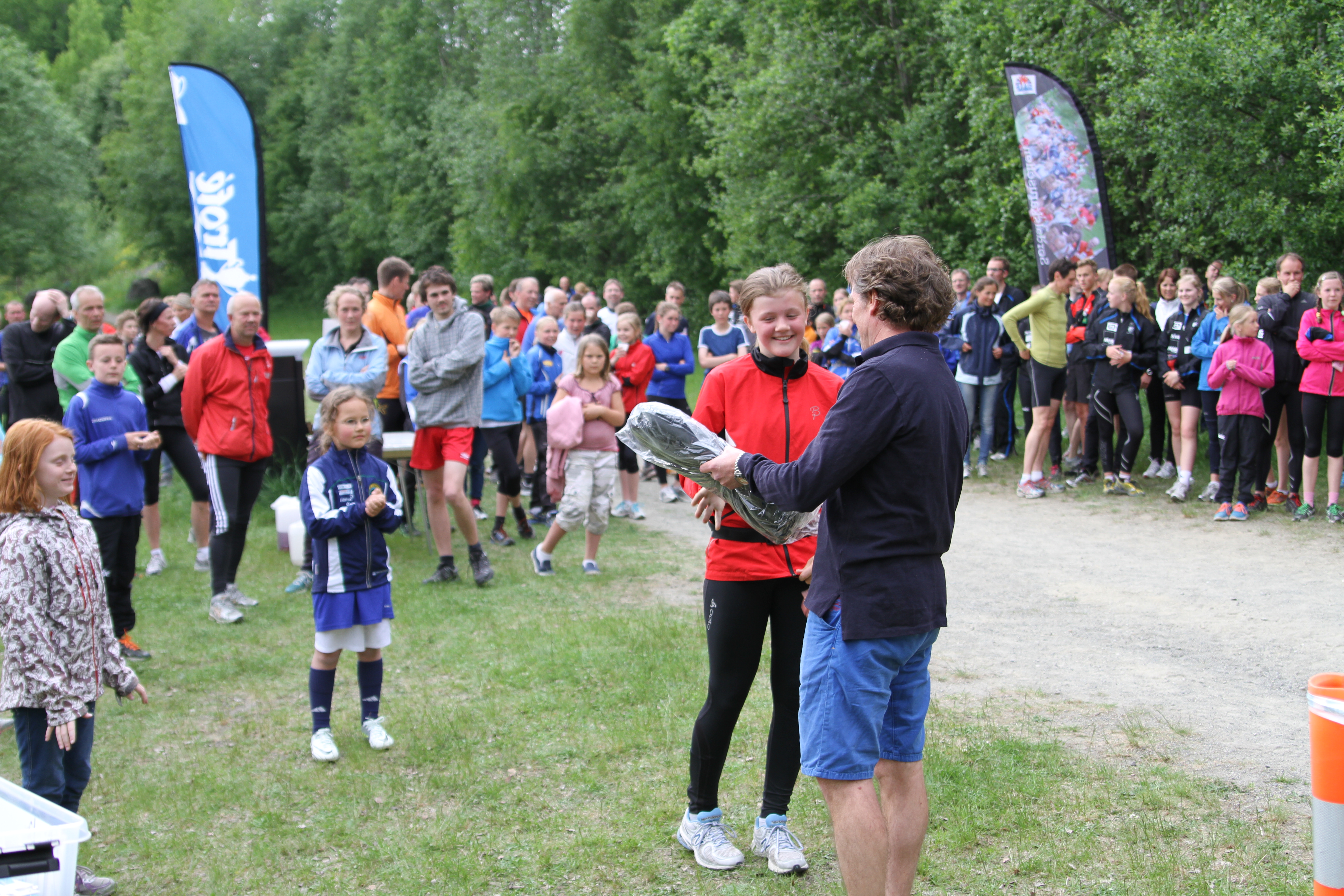 Premieutdeling - Mari Bakkestuen en av de heldige. Morten Thorsrud delt ut premier fra Trofé.
