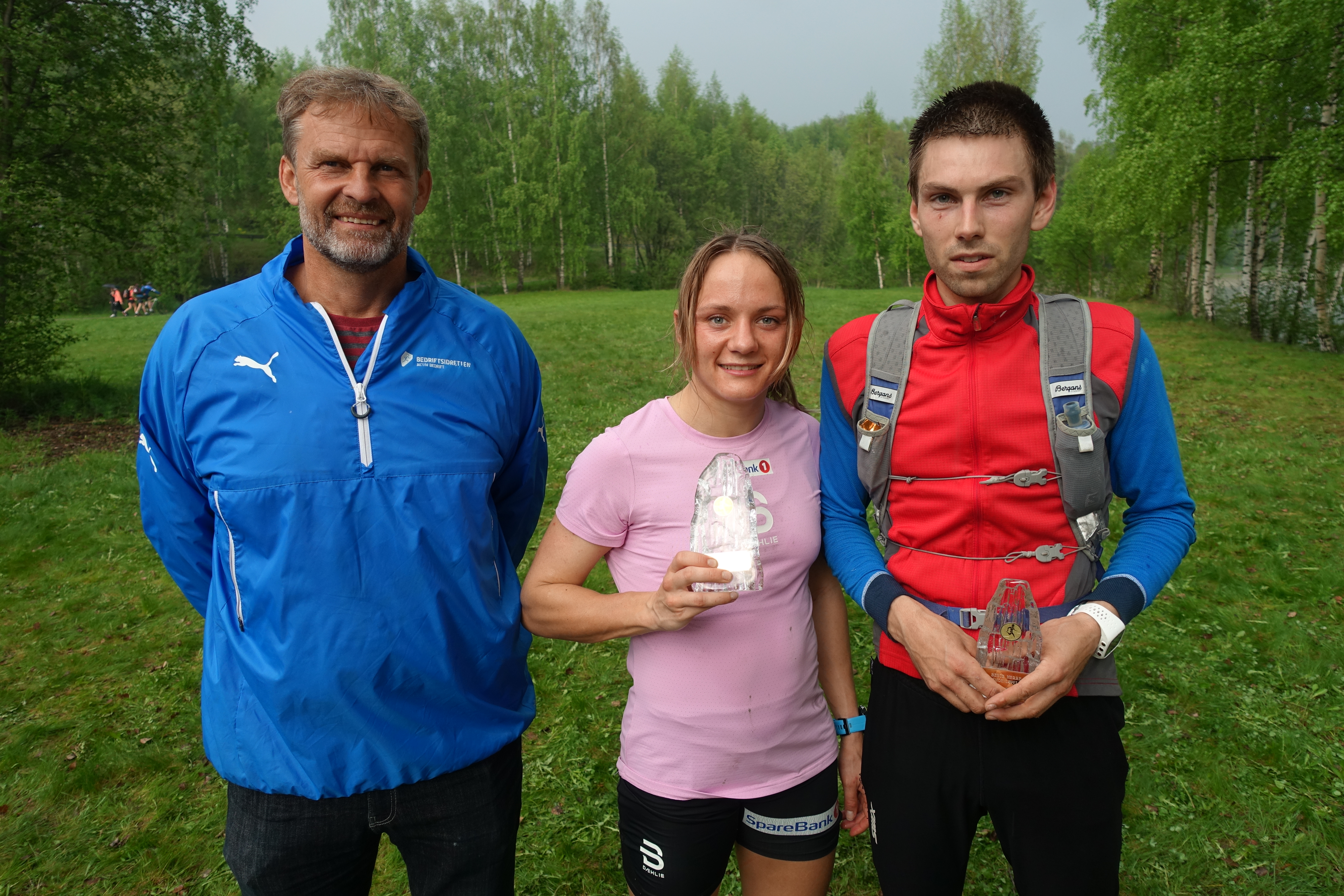 Generalsektretær i NBIF Svenn Erik Bolle delte ut førstepremier til Maiken Caspersen Falla og Geir Steig.