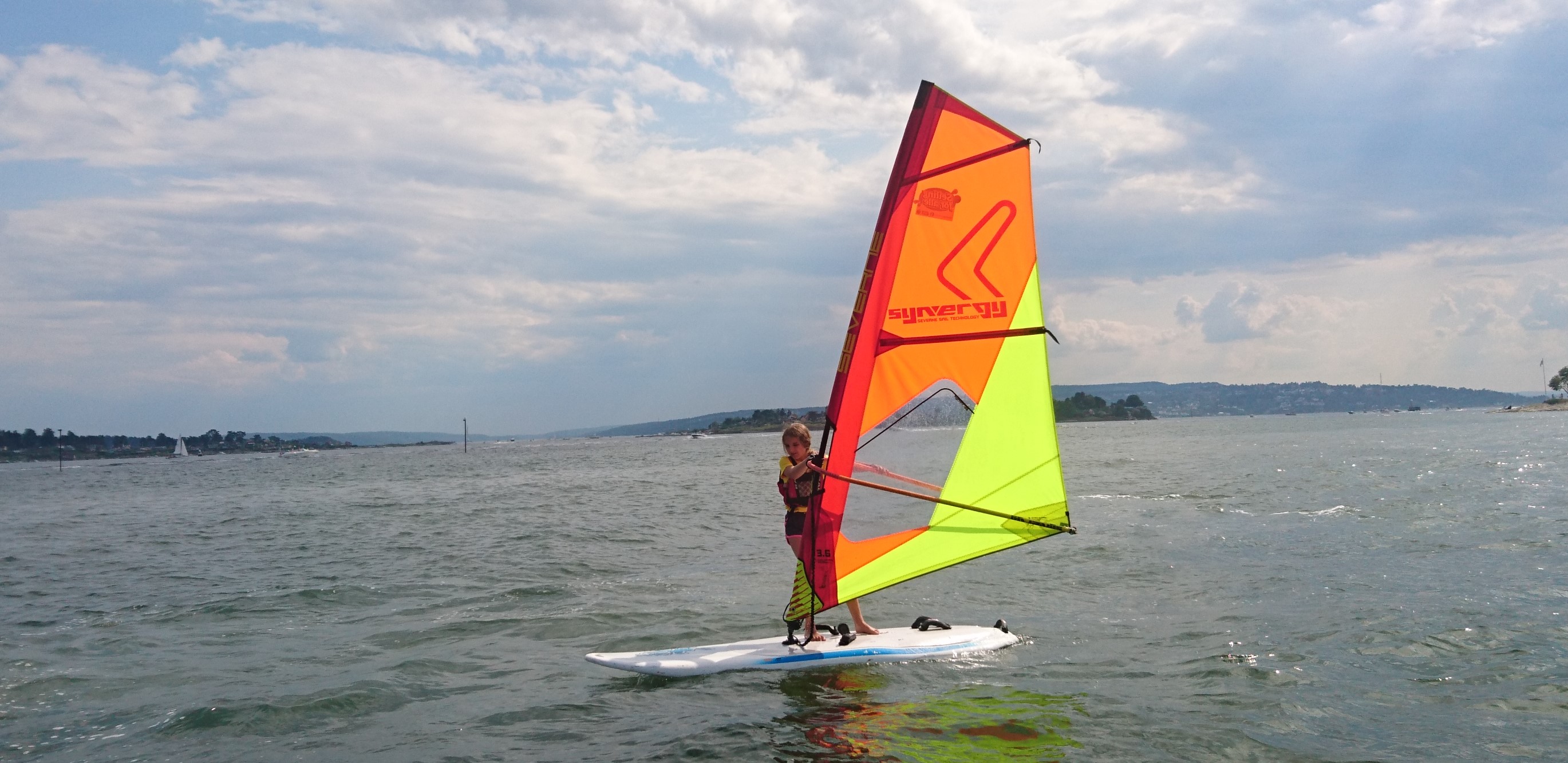 Blir med i Brettseilergruppa på onsdager.