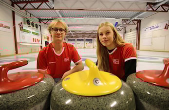 JULEGAVE TIL TO UNGE CURLINGSPILLERE