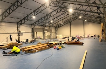 Grunnarbeidet er ferdig og hallen er oppsatt.
