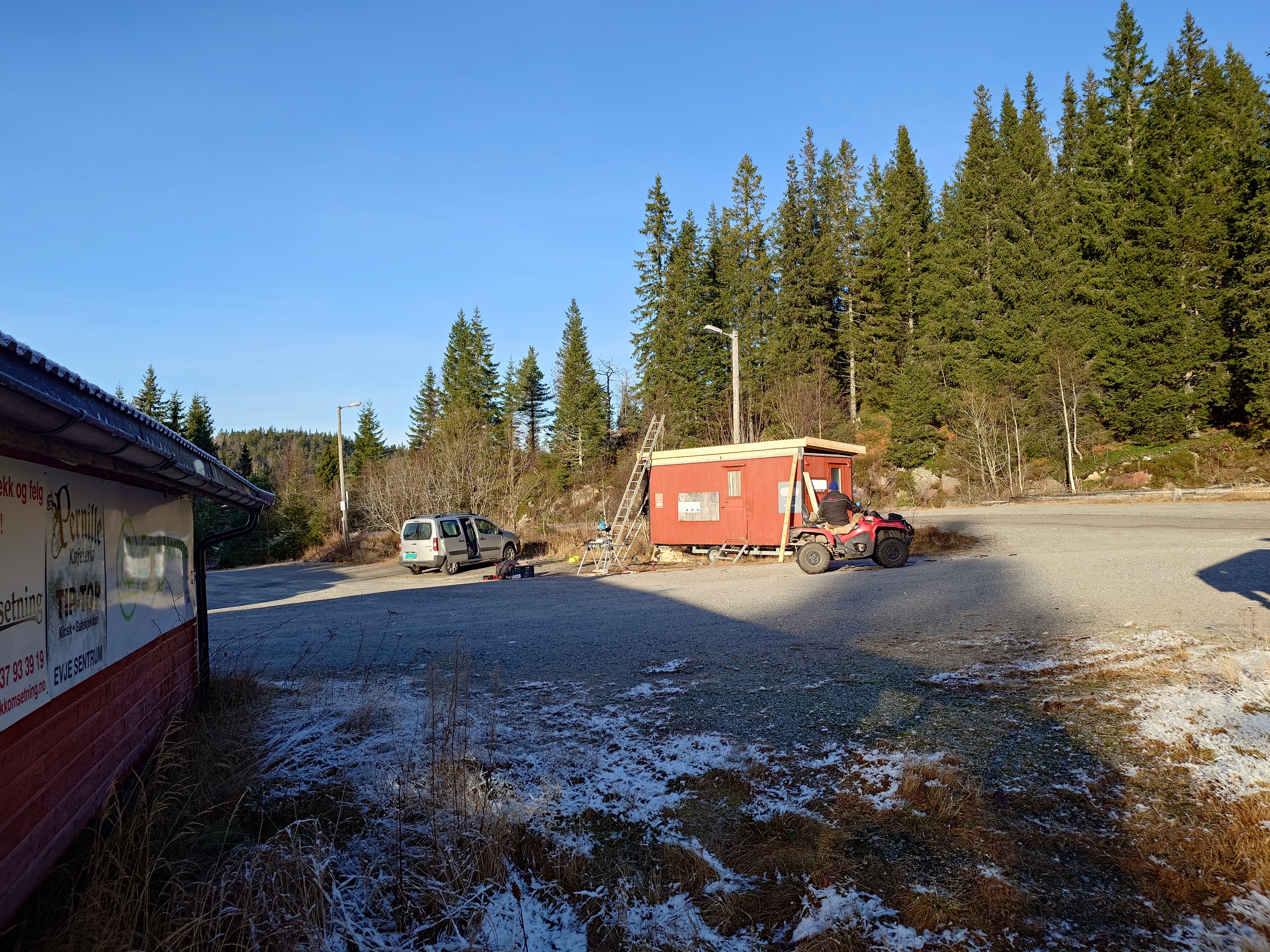 Vedlikeholds arbeid - rennkontoret får nytt tak