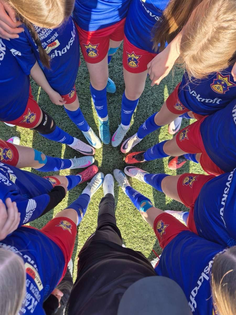 Bilde av føtter i ring med fotballstrømper og fotballsko