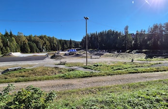 Setskog og Rømskog barneskole i aktivitetsparken i dag.