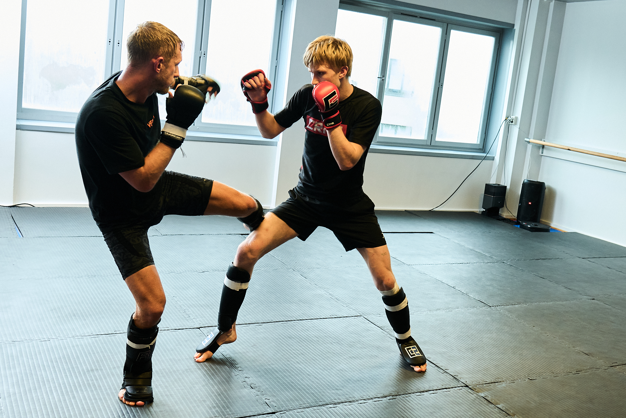 Bilde av utøvere som slåss i MMA-oktagonen