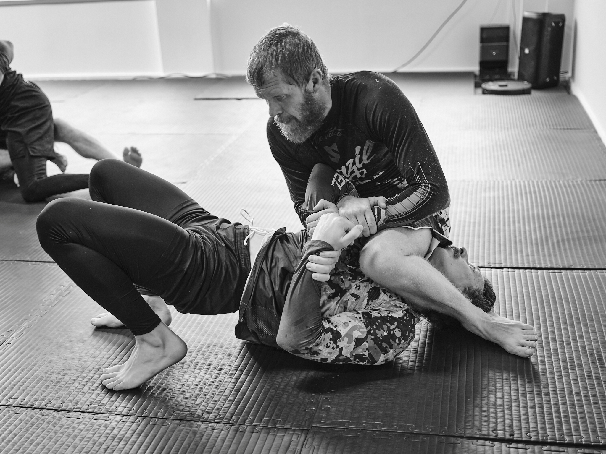 Image of martial artist fighting on the ground up in no-gi