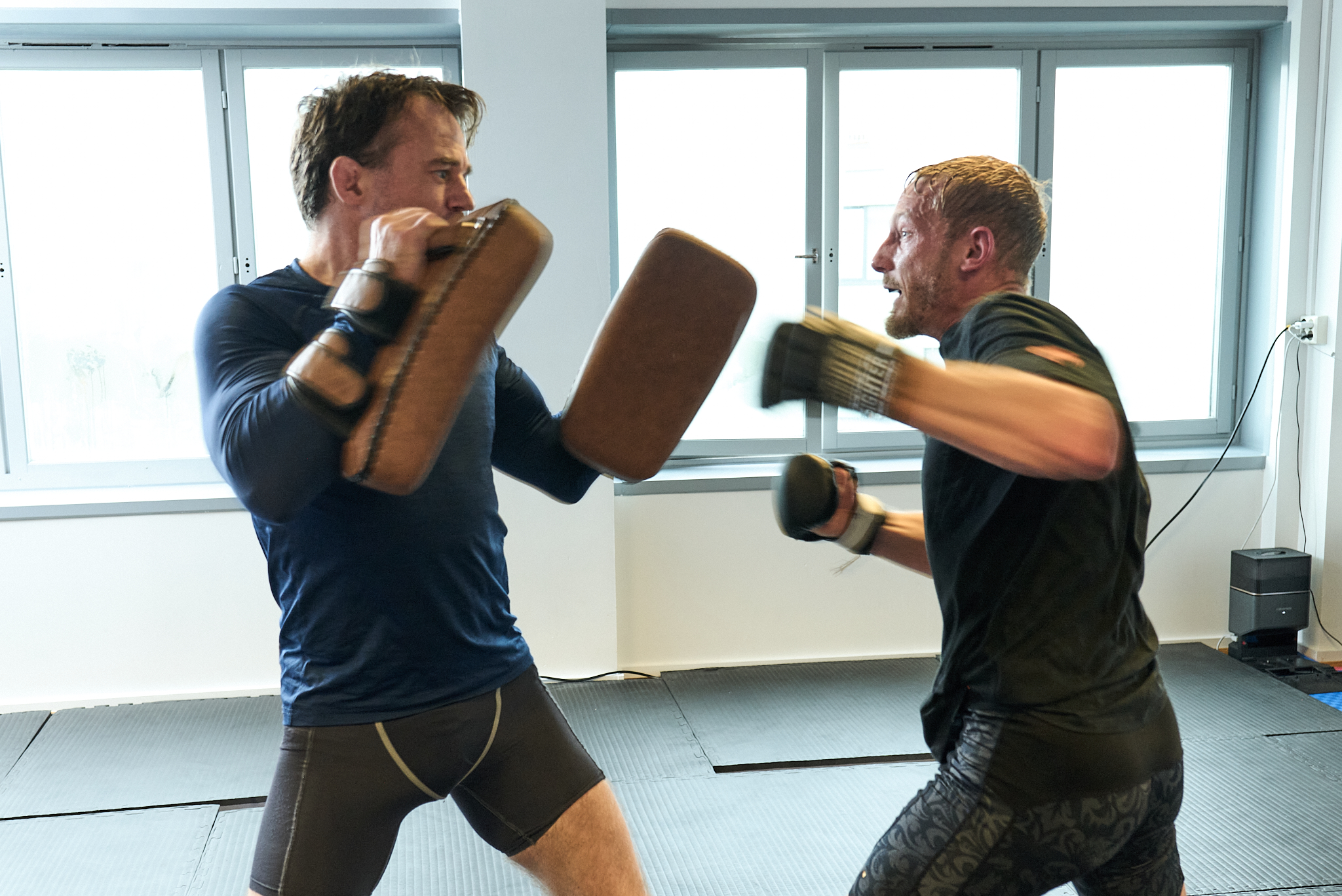 To utøvere fighter i ringen i Almighty Fighting Championship, der en utøver får et slag på haken