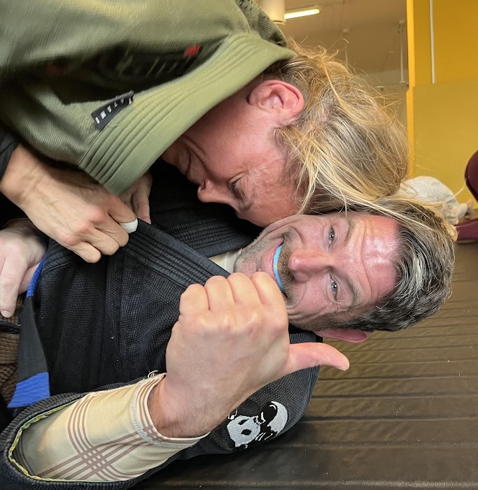 Bilde av EJJs instruktør Thomas Jørgensen som grappler på matta